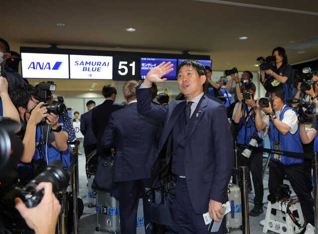 W杯へ向け日本を出発する森保一監督ら日本代表イレブン(カメラ・今成 良輔)