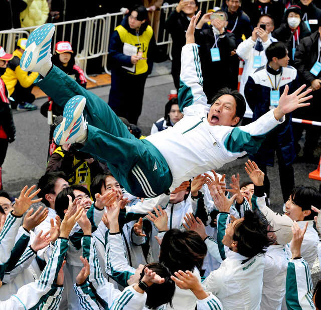第102回箱根駅伝を制して9回胴上げされる青学大・原晋監督(