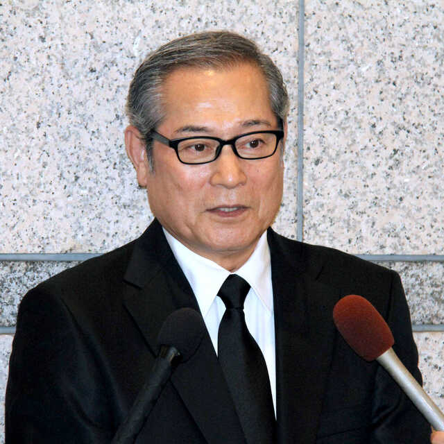 中村玉緒さん通夜で囲み取材に応じる松平健(カメラ・古本 楓)