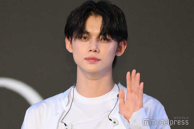 TXTヨンジュン、胸元ざっくりトップス姿が「色気ダダ漏れ」「オーラが  