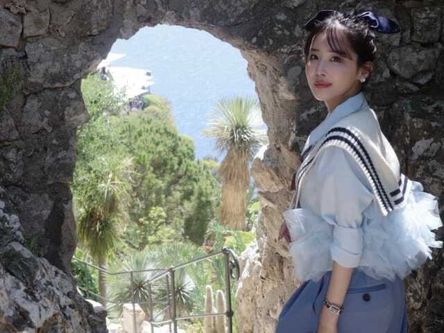 休井美郷さんは4月30日、自身のXを更新。ヨーロッパ旅行中の様子をXで公開し、後ろに写り込んだ人々への配慮を求めるコメントが相次いでいます。（サムネイル画像出典：休井美郷さん公式Xより）