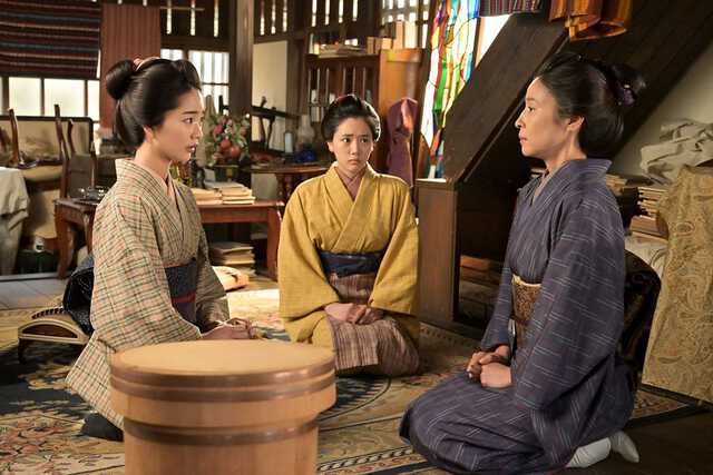 『風、薫る』場面写真 りん(見上愛)、安(早坂美海)、美津(水野美紀)
