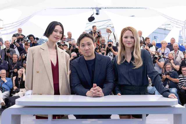 第７９回カンヌ国際映画祭のフォトコールに登場した（左から）岡本多緒、濱口竜介監督、ビルジニー・エフィラ(c)Kazuko WAKAYAMA