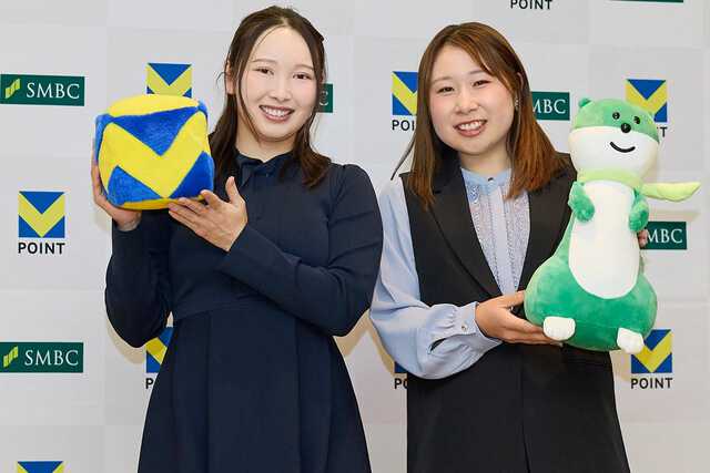 (左から)小祝さくら、荒木優奈 写真:西村恵