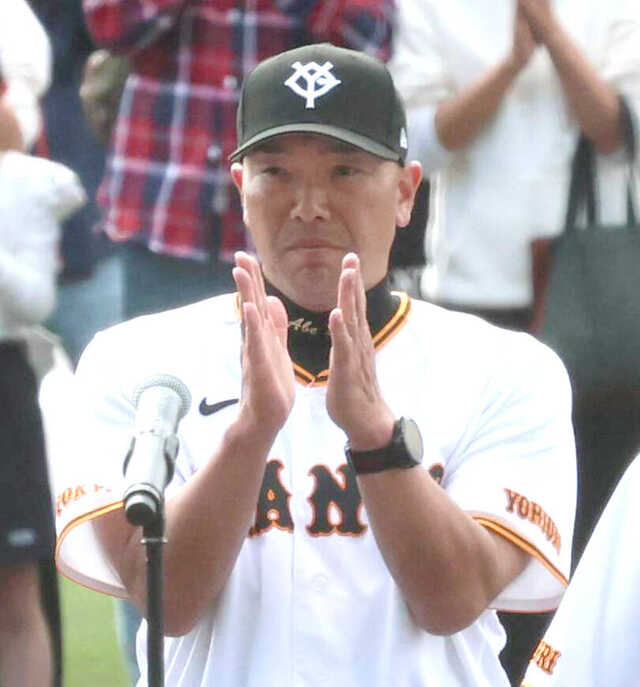 沖縄キャンプを打ち上げた阿部慎之助監督（カメラ・越川　亙）