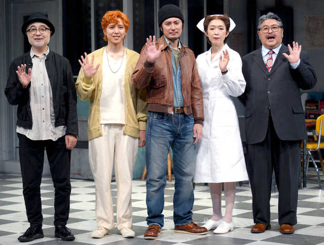 舞台「カッコーの巣の上」の開幕前会見に出席した（左から）松尾スズキ氏、坂東龍汰、間宮祥太朗、江口のりこ、皆川猿時