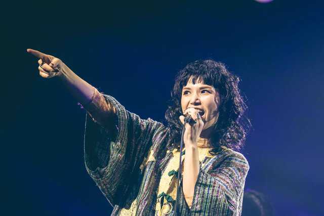 ツアー最終公演で熱唱するSuperflyの越智志帆