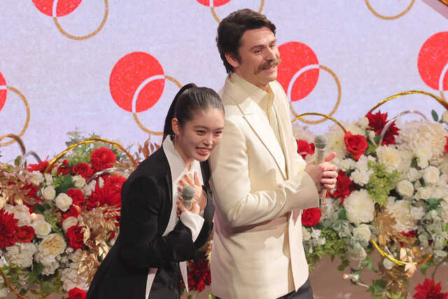 紅白歌合戦のゲスト審査員として出演した髙石あかりとトミー・バストウ（カメラ・小泉　洋樹）
