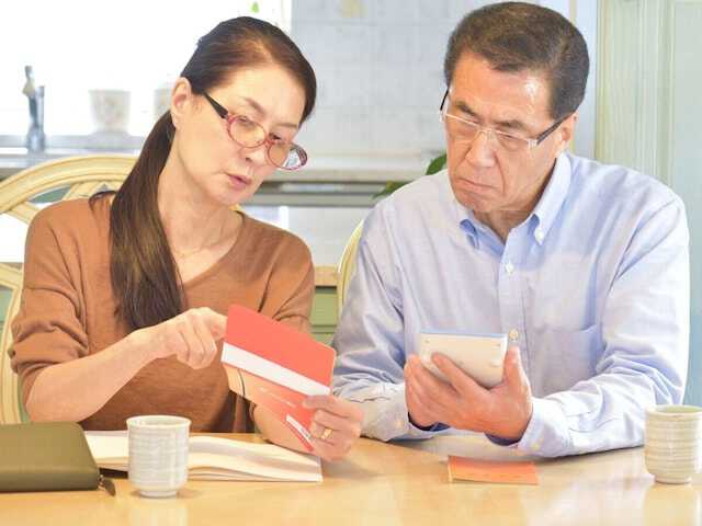 人生100年時代といわれる今、60代をむかえる多くの方が「お金の正解」が見えない不安を抱えています。今回は、預貯金が少ない中で老後の生活をむかえるケースについて、All Aboutマネーガイドの酒井富士子さんに、貯蓄と年金受給のポイントを教えてもらいました。※サムネイル画像：PIXTA