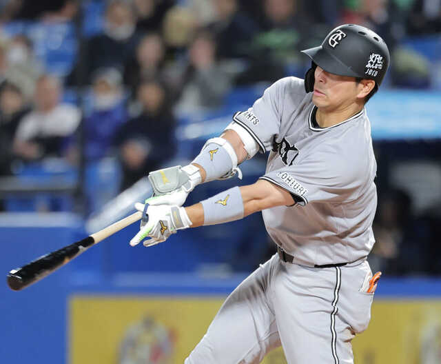 ９回無死、左前安打を放つ大城卓三（カメラ・小林　泰斗）