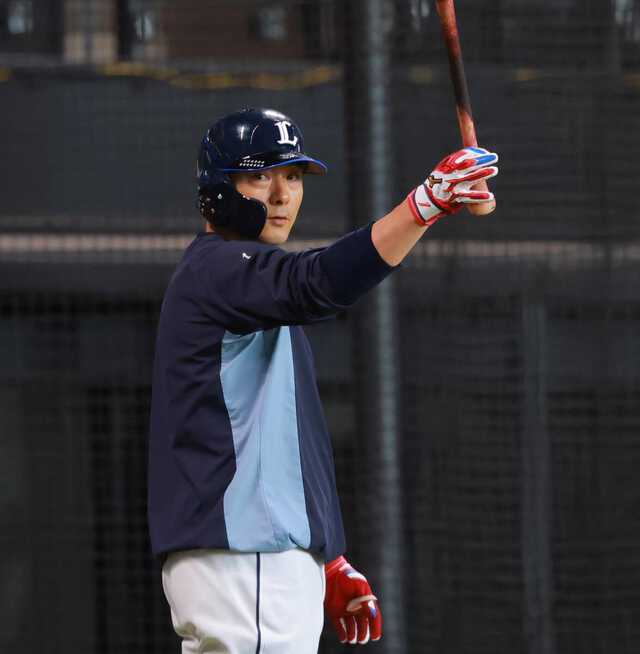 打撃練習に登場した栗山巧（カメラ・古川　剛伊）