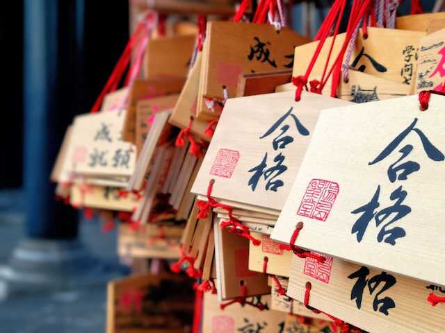 塾選ジャーナルでは、小中学生の保護者500人に子どもの学歴について調査。4年制大学を望む声は6割を超え、背景には将来の選択肢を広げたいという思いがありました。学歴にこだわらない層の意見や、AI時代に重視されるスキルなど、最新教育観をレポート。