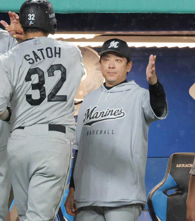 8回2死一、二塁、山本大斗の適時打で生還した佐藤都志也(左)を迎えるサブロー監督(カメラ・清水 武)