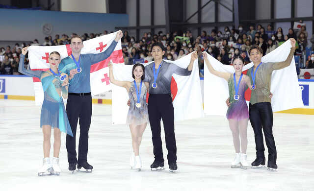 表彰式で笑顔を見せる（左から）アナスタシア・メテルキナ、ルカ・ベルラバ組、三浦璃来・木原龍一組、長岡柚奈・森口澄士組