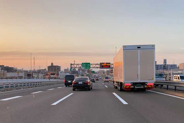 理由もなく右側車線に留まり続けることは避けるべき行為