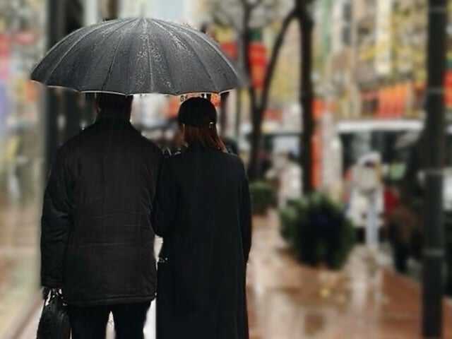 尊い1枚」「映画のワンシーンみたい」深田恭子、ある男性との相合傘