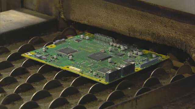 ごみ”から大量の金が!? パソコン基板1トンから天然金鉱山の数十倍の金