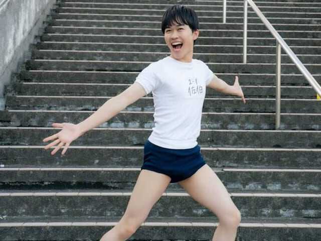 俳優の鈴木福さんは4月17日、自身のXを更新。ブルマの体操着姿を披露し、反響を呼んでいます。（サムネイル画像出典：鈴木福さん公式Xより）