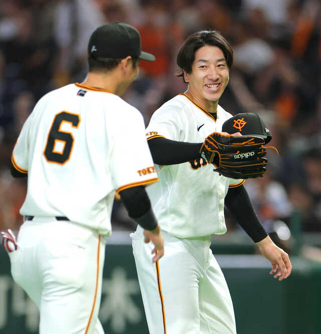 8回を投げ終え坂本勇人(手前)を迎える大勢(カメラ・宮崎 亮太)