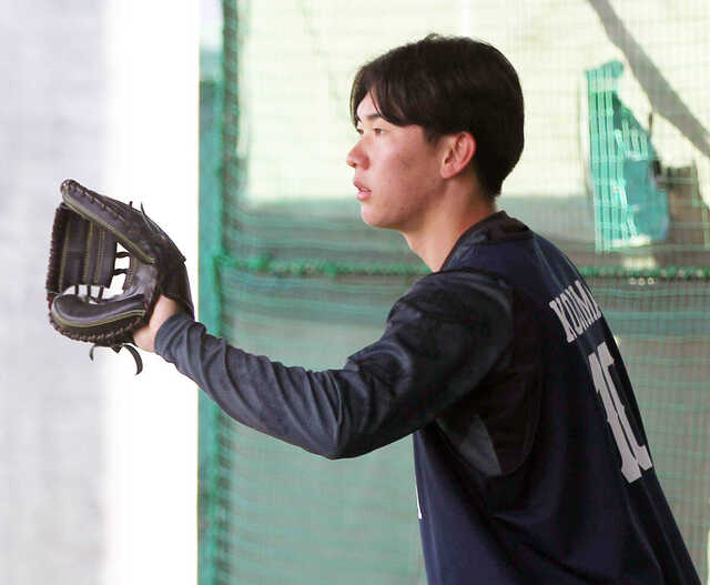 ブルペンで球を受けるドラフト１位・小島大河捕手（カメラ・大中　彩未）