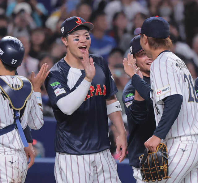 侍ジャパン・佐藤輝明がホームランウィング越えの特大3ラン 岡本和真