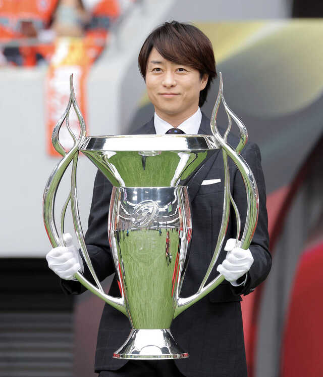 トロフィーを手に入場する櫻井翔(カメラ中島 傑)