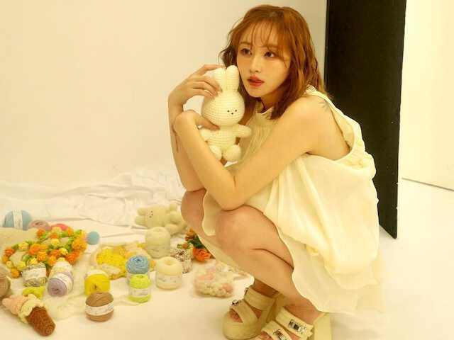YouTuberでタレントのてんちむさんは4月19日、自身のInstagramを更新。タトゥーと美脚が際立つ姿を披露しました。(サムネイル画像出典:てんちむさん公式Instagramより)