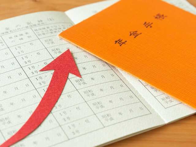 2026年度の年金額が発表されました。最新の受給額とここ数年の年金額の推移について、経済ジャーナリストでAll Aboutマネーガイドの酒井富士子さんに詳しく教えてもらいました。※サムネイル画像：PIXTA