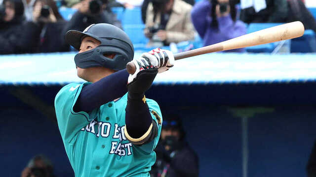 五回、２ランを放った法大・松下歩叶　（カメラ・越川　亙）