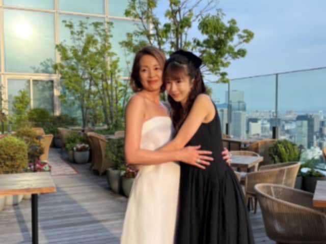 タレントのほしのあきさんは6月8日、自身のInstagramを更新。美女とのツーショットを披露し、反響を呼んでいます。(サムネイル画像出典:ほしのあきさん公式Instagramより)