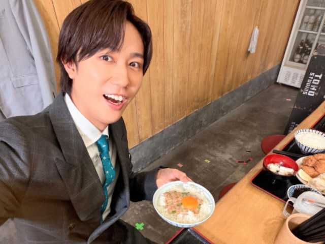 Snow Manの阿部亮平さんは5月25日、自身のInstagramを更新。テレビCM撮影のオフショットを公開しました。(サムネイル画像出典:阿部亮平さん公式Instagramより)