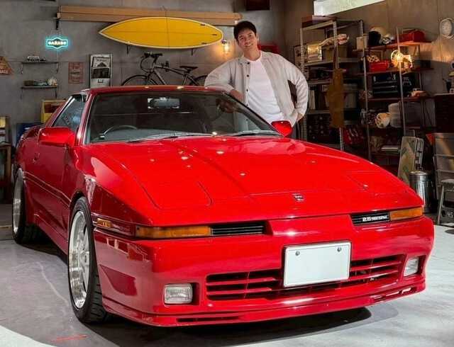 【在庫SALE】沢村一樹さん掲載ページ（約A3サイズ）#4588 沢村一樹 】 赤い車と笑顔ショット 「自宅ガレージにて・・と言いたい