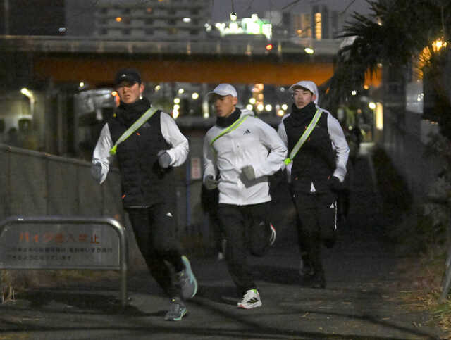 早朝練習を行う青学大の選手たち（カメラ・古川  剛伊）