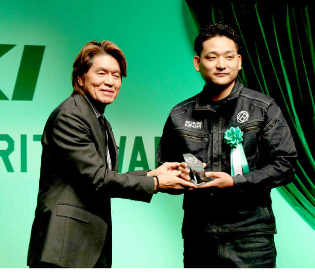 特別審査員を務めたヒロミ（左）とスピリット賞に輝いた松井大凱さん（撮影・水野　佑紀）