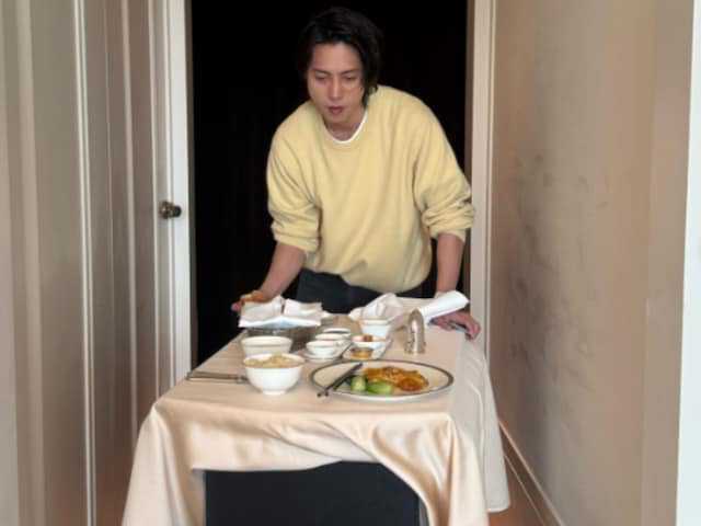 俳優の山下智久さんは5月6日、自身のInstagramを更新。ホテルでのイケメンショットを公開しました。（サムネイル画像出典：山下智久さん公式Instagramより）