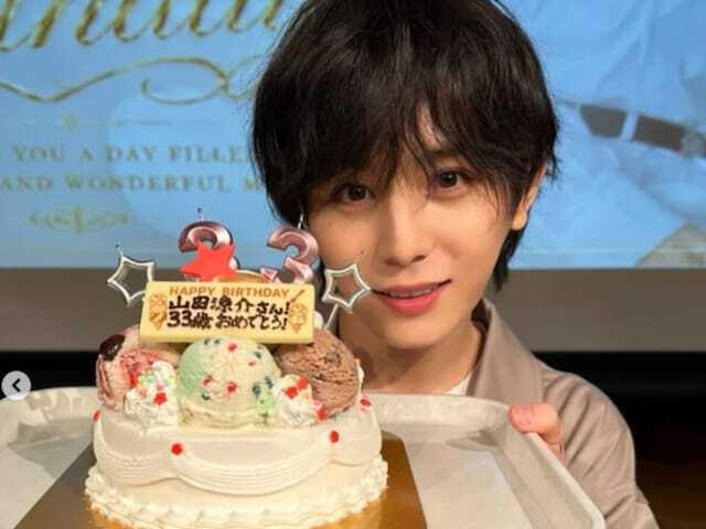 Hey! Say! JUMPの山田涼介さんは5月25日、自身のInstagramを更新。最新ショットを披露し、「ビジュ良すぎ」などと反響を呼んでいます。(サムネイル画像出典:山田涼介さん公式Instagramより)