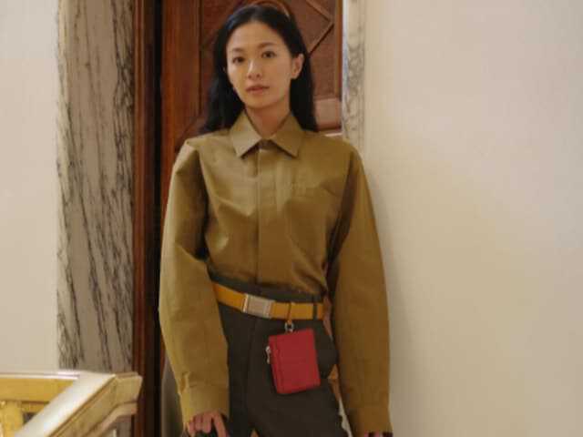 今期ドラマ 榮倉奈々さん着用ブラウス 腰の位置が高くて羨ましい」榮倉奈々、脚が長過ぎる圧巻スタイル披露