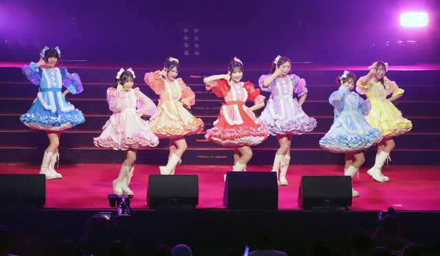 「ASIA CULTURE FESTIVAL 2026」に出演したSWEET STEADYの(左から)奥田彩友、栗田なつか、庄司なぎさ、白石まゆみ、塩川莉世、音井結衣、山内咲奈(カメラ・堀北 禎仁)