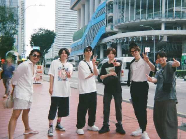 SixTONES 公式写真 35枚 家族写真過ぎる」SixTONES、シンガポールでの
