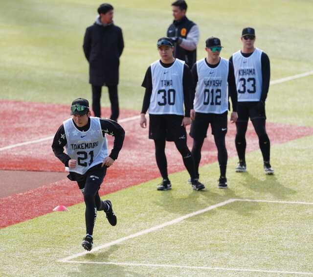 ダッシュする竹丸和幸ら新人選手（カメラ・岡野　将大）