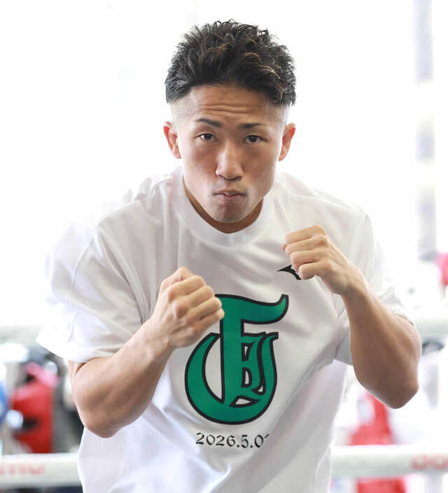 公開練習でシャドーボクシングを見せる井上拓真　（カメラ・堺　恒志）