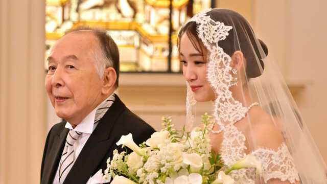 映画『お終活３　幸春！人生メモリーズ』場面写真（橋爪功さん、剛力彩芽さん）