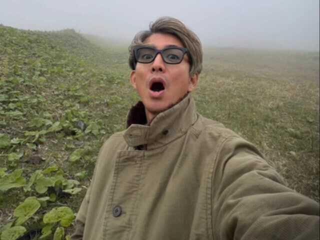 俳優の木村拓哉さんは5月17日、自身のInstagramを更新。“濃霧注意報が出る状況の中で”撮影した自撮りショットを披露し、反響を呼んでいます。（サムネイル画像出典：木村拓哉さん公式Instagramより）