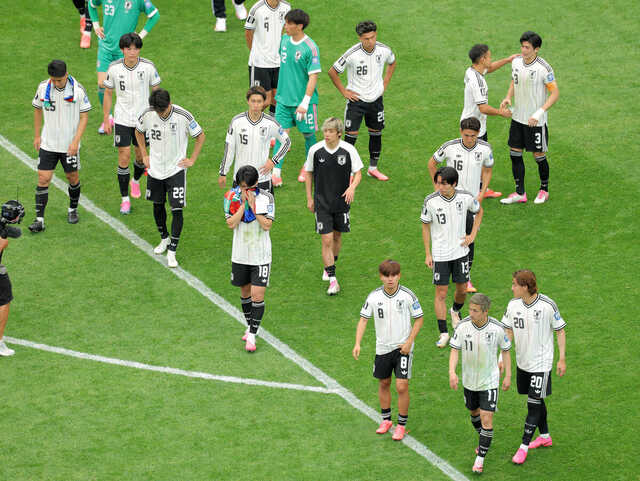 ブラジルに敗れ、サポーターにあいさつする日本の選手たち(6月29日)