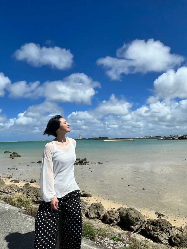 広末涼子 】 沖縄での “夏休み家族旅行” ショット公開 青空バックの姿