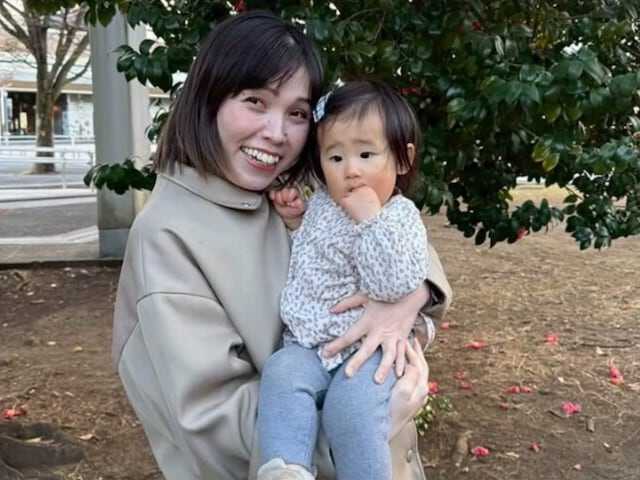 元お笑いコンビ・尼神インターの誠子さんは3月19日、自身のInstagramを更新。子どもを抱っこしたり一緒に公園を歩く様子を公開し、話題を集めています。（サムネイル画像出典：誠子さん公式Instagramより）