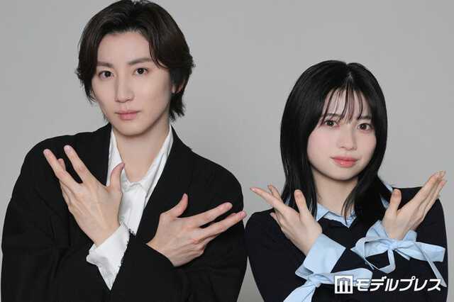 人外ポーズを決める京本大我、桜田ひより（C）モデルプレス