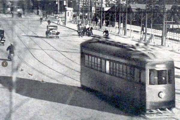 神田神保町を走る路面電車。高倉嘉夫編『大東京寫眞帖』。国会図書館蔵(画像:近代食文化研究会)