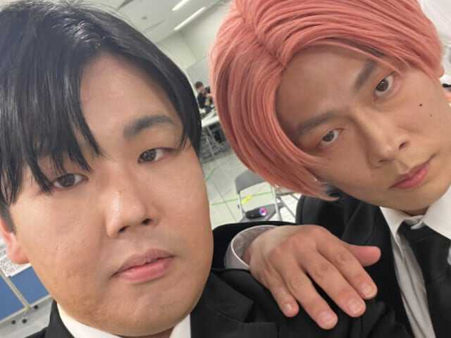 お笑いコンビ・蛙亭の中野周平さんは4月22日、自身のXを更新。Snow Manの目黒蓮さん、佐久間大介さんのものまねをした姿を公開しました。（サムネイル画像出典：中野周平さん公式Xより）