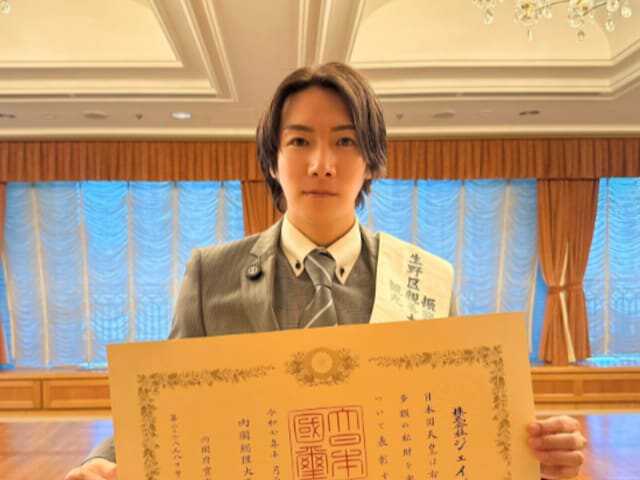 YouTuberのジョーブログさんは5月25日、自身のXを更新。天皇陛下より紺綬褒章を拝受したことを報告し、さまざまな声が寄せられています。（サムネイル画像出典：ジョーブログさん公式Xより）